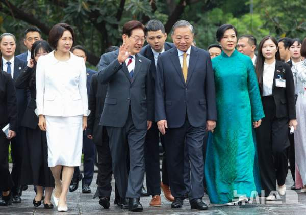 이 대통령 탕롱황성 친교 행사와 태극기 패션 외교의 핵심 정리: 베트남 순방 마무리