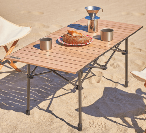 캠핑 준비물 메이튼 원목재질 테이블 사진 이미지입니다.