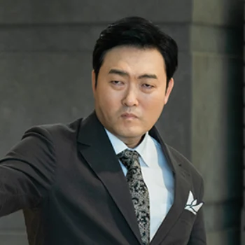 진회색 정장을 입고 있는 드라마 열녀박씨 계약결혼뎐의 황명수 캐릭터