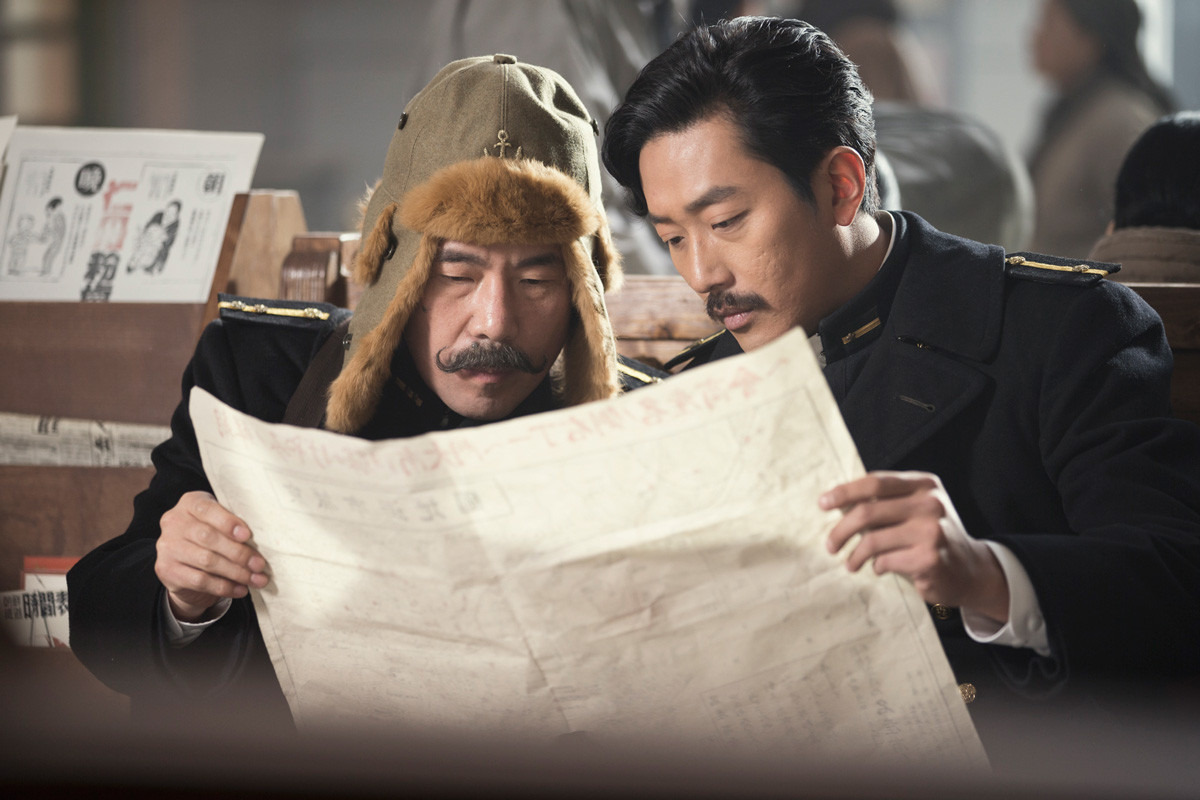 글을 읽고 있는 하정우 배우님과 오달수 배우님