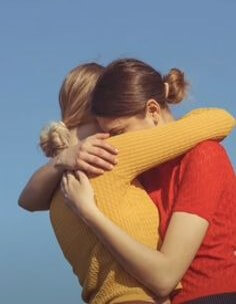 자매간에-꼬옥-안아-위로해주는-장면