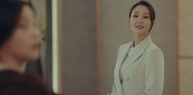 흰색 정장을 입고 서 있는 힘쎈여자-강남순의 정나영 캐릭터