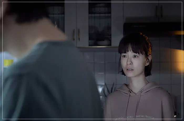 영화-잠-걱정스러운-눈빛으로-현수를-바라보는-수진