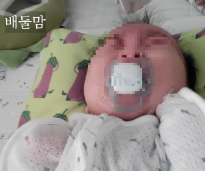 자지러지게 우는 아기.