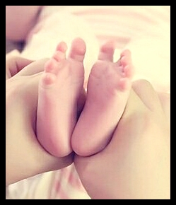 엄마가-아기발-잡고있는-모습