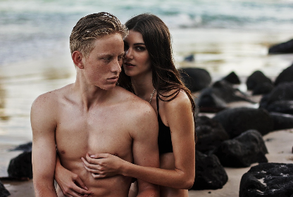 백허그 하는 두 남녀