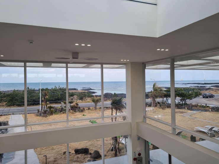 2층에서-바라-본-해안가-풍경