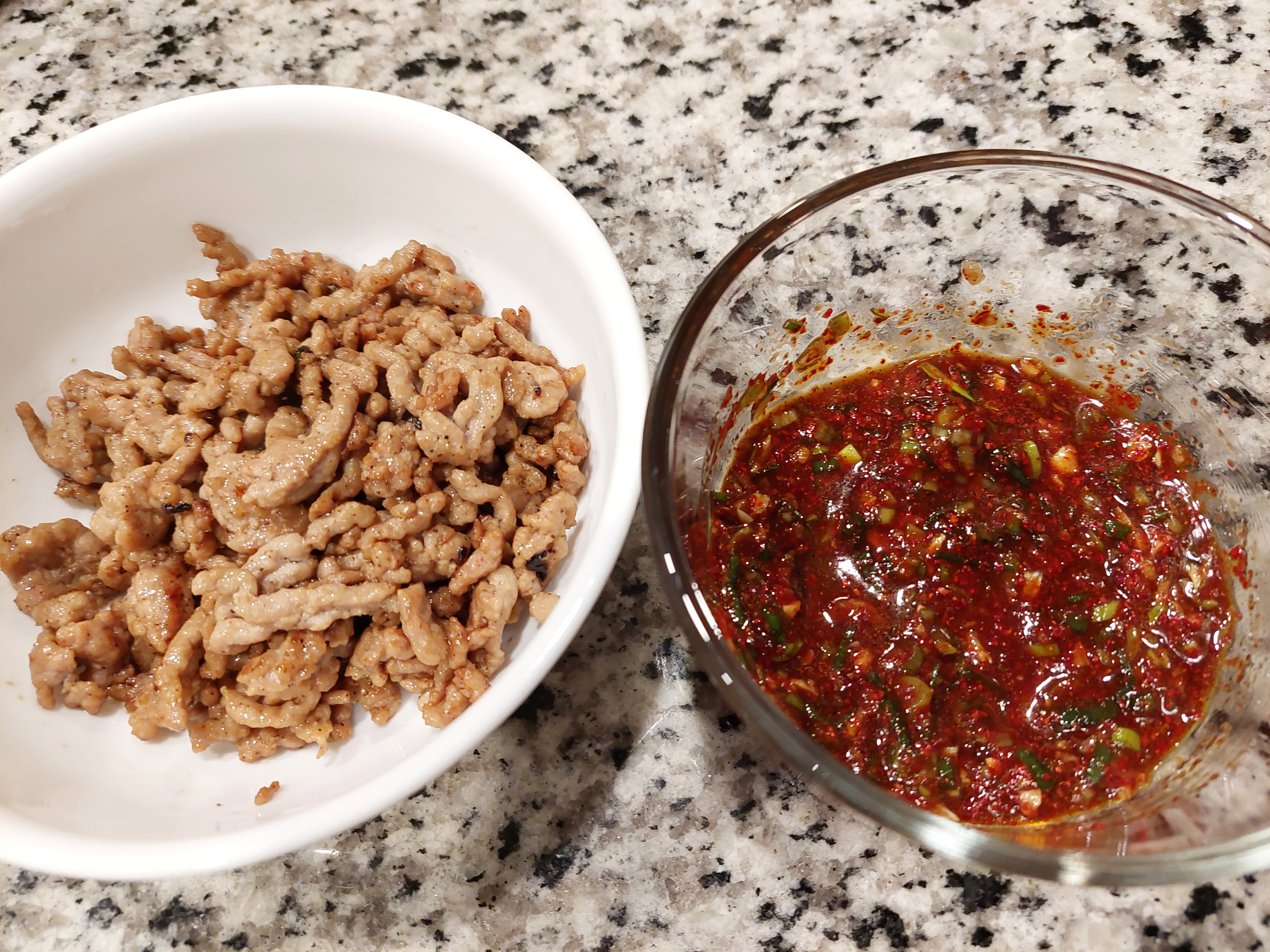 가지밥 양념과 볶은 돼지고기