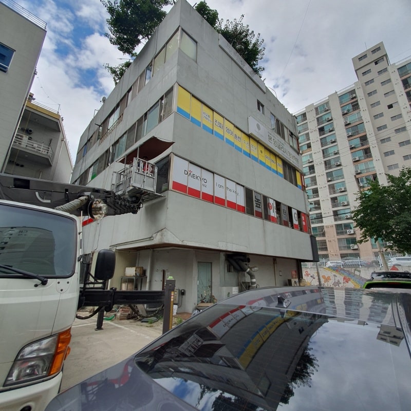 자가 크레인으로 안전하게 작업하다.