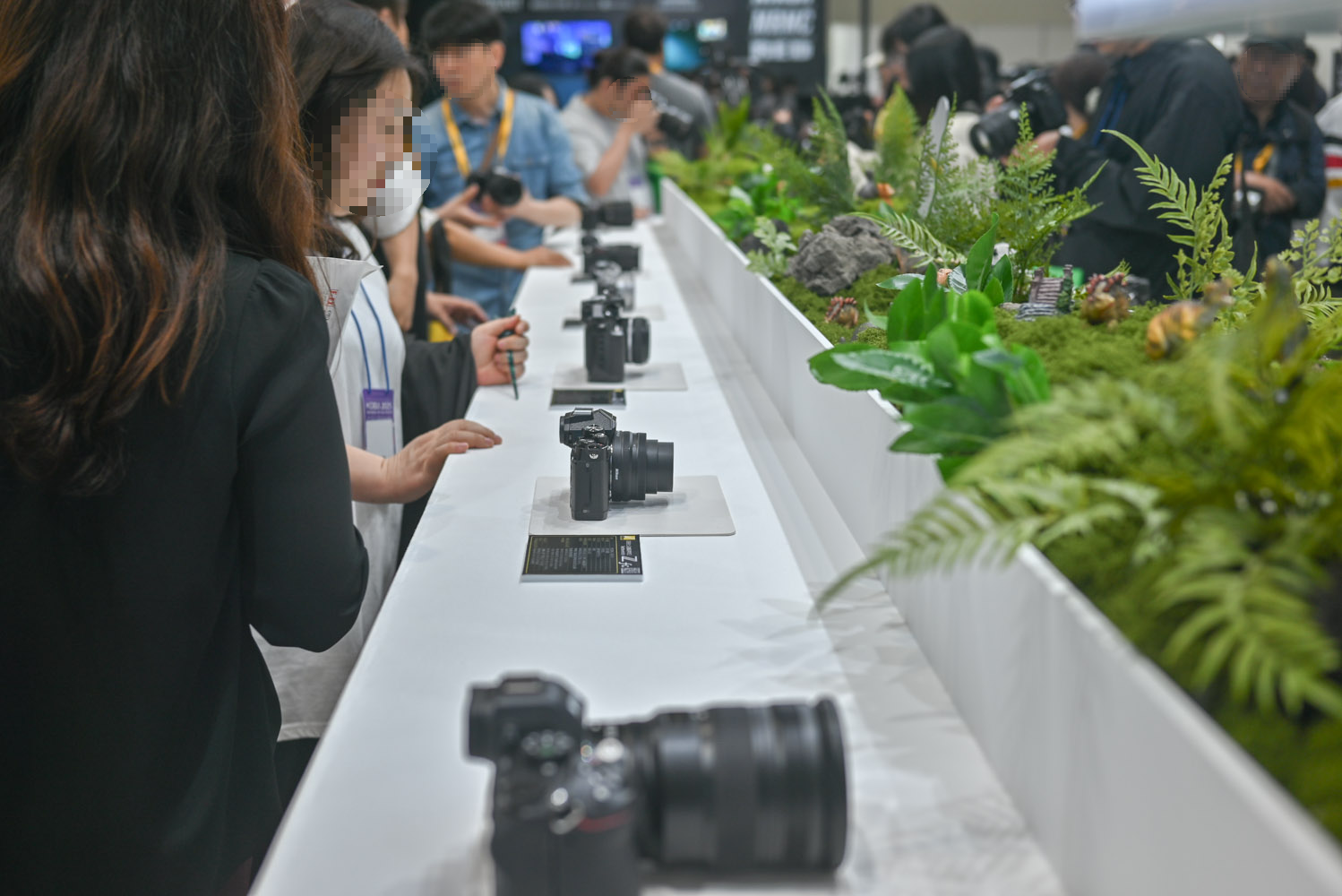 2025 코바에서 본 니콘 부스의 레드 카메라와 MRMC