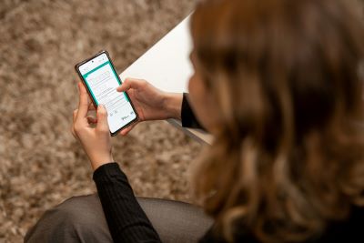 검진 대상자와 날짜를 앱으로 간편하게 확인하는 모습