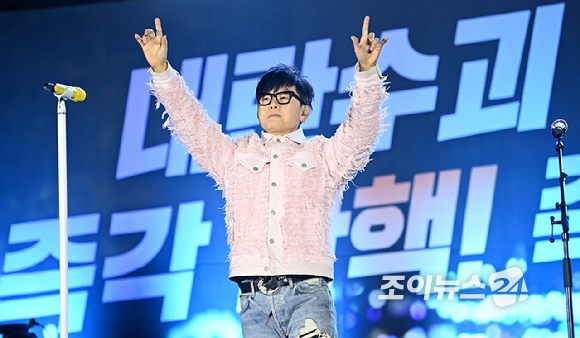 가수 이승환이 13일 오후 서울 영등포구 산업은행 본점 앞에서 열린 '내란수괴 윤석열 즉각 탄핵! 즉각 체포! 탄핵촛불문화제'에서 공연을 하고 있다. [사진=곽영래 기자]