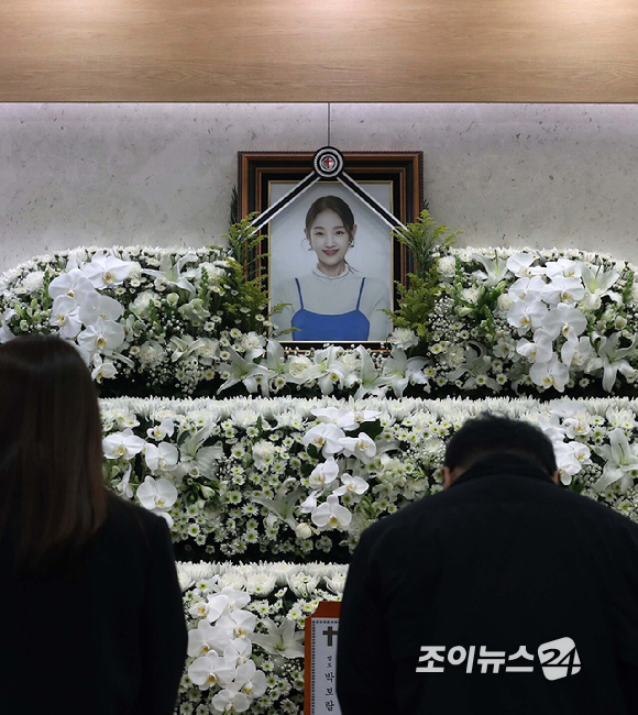 가수 고 박보람의 빈소가 차려진 15일 서울 송파구 서울아산병원 장례식장에 고인의 영정사진이 놓여 있다. [사진=공동취재단]