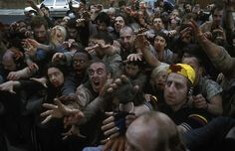 수많은-사람이-좀비가-되어-어디론가-떼를지어-이동하는-모습