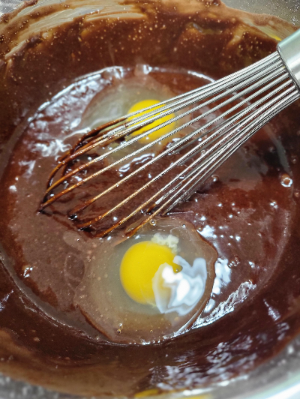 초코 컵케익 만들기 5단계: 계란 하나씩 섞어주기