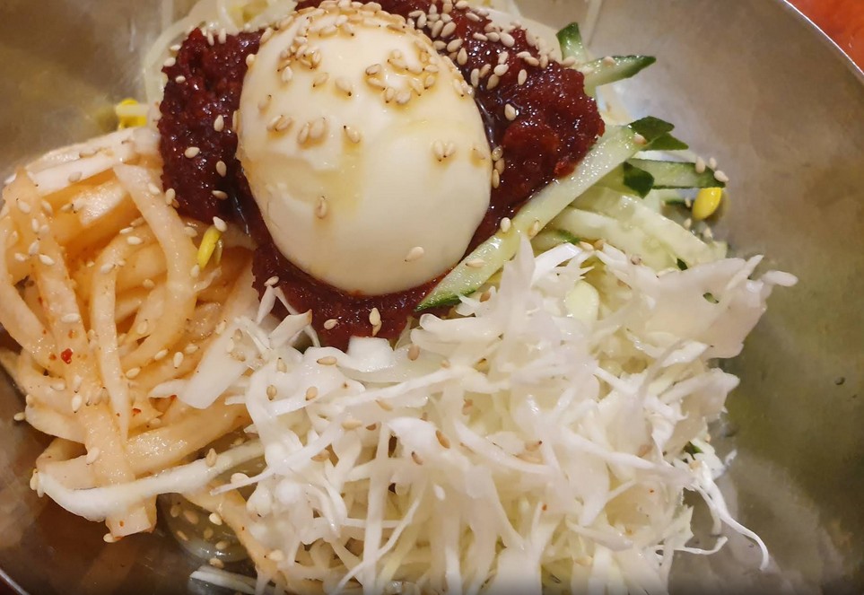 매콤달콤한 양념이 특징이며, 돈까스와 함께 곁들여 먹기 좋은 음식 쫄면