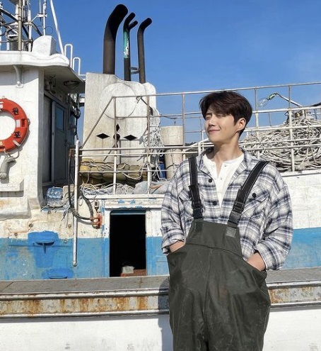 배우-김선호-멜빵바지-입은-사진