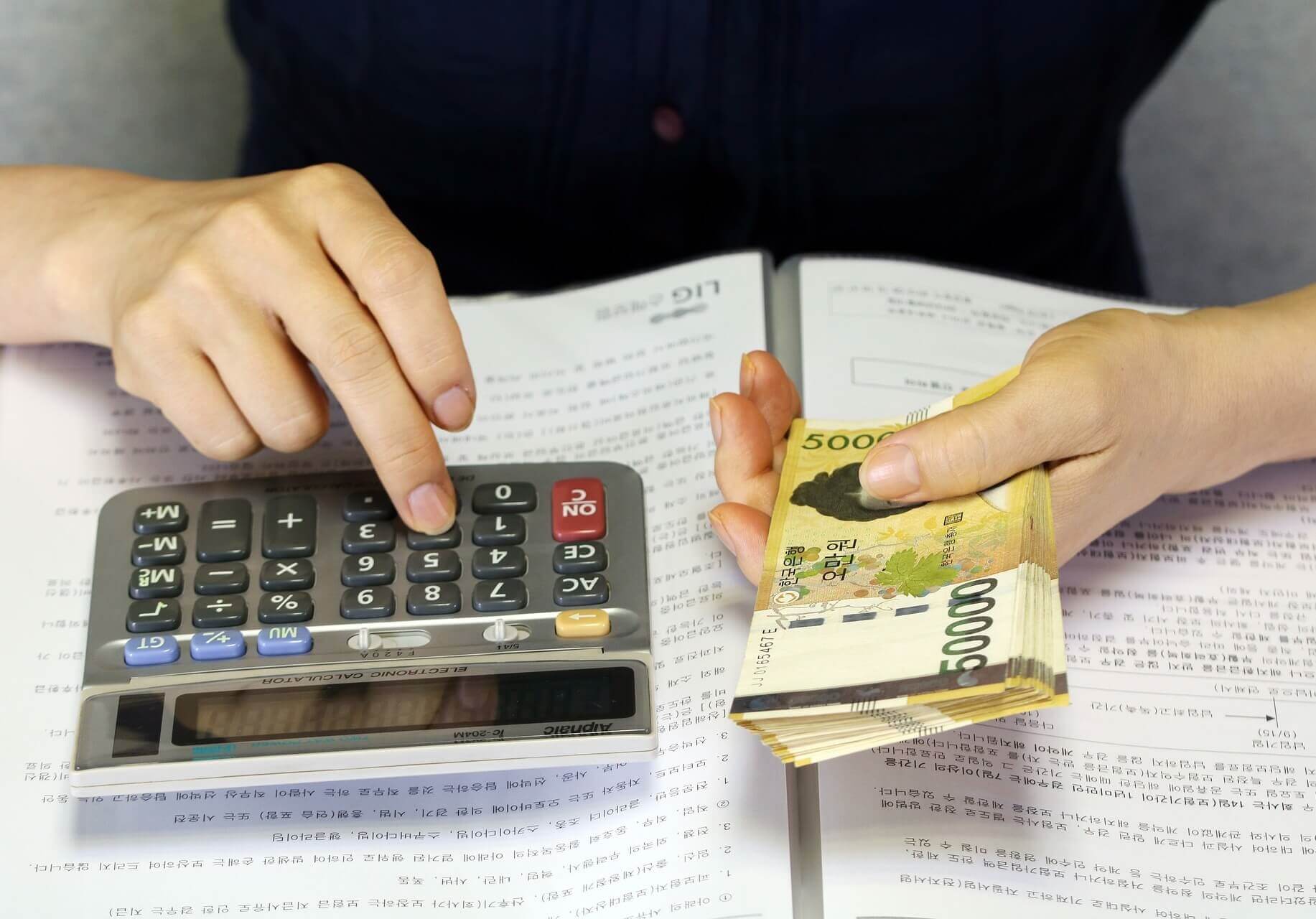 지폐와 계산기