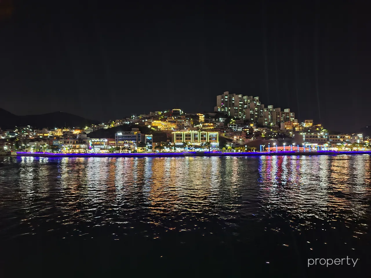 여수-밤바다-불켜진건물-물에반사되어반짝이는-야경