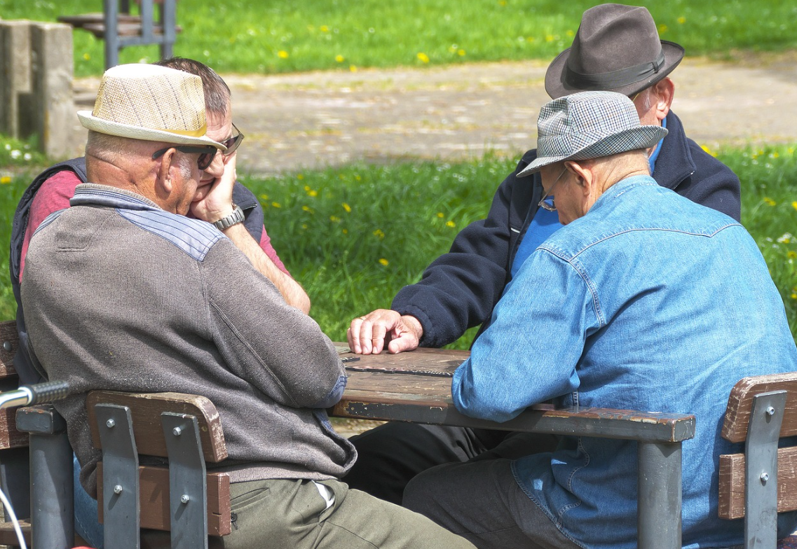 공원에서 게임하는 노인들