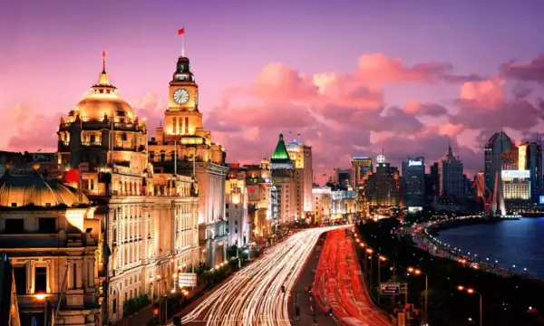 황금빛으로-물든-유럽풍-건축물과-황푸강이-조화를-이룬-와이탄