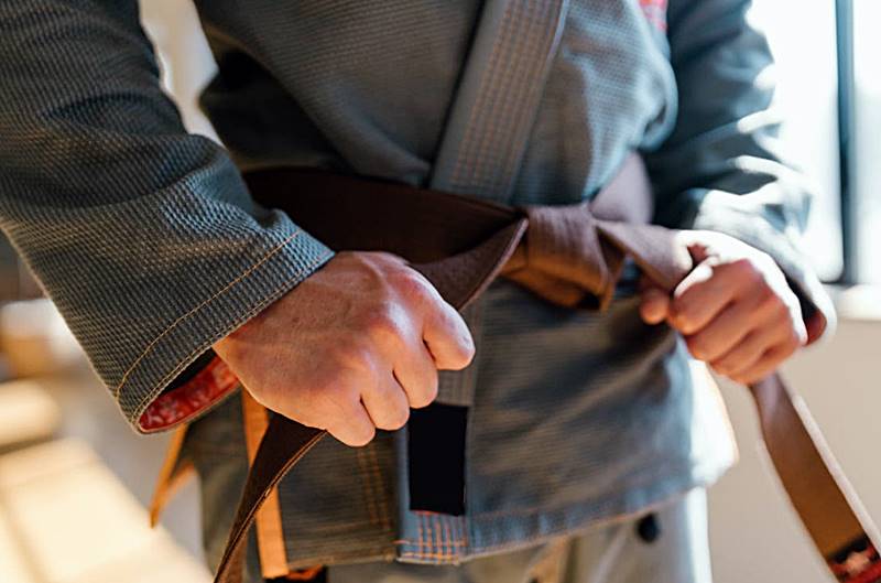 태권도-도복에-밤색띠를-매고있는-모습