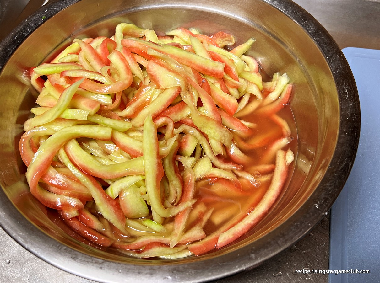 30분 동안 절여진 수박 껍질(흰살)에서 물이 나온 사진