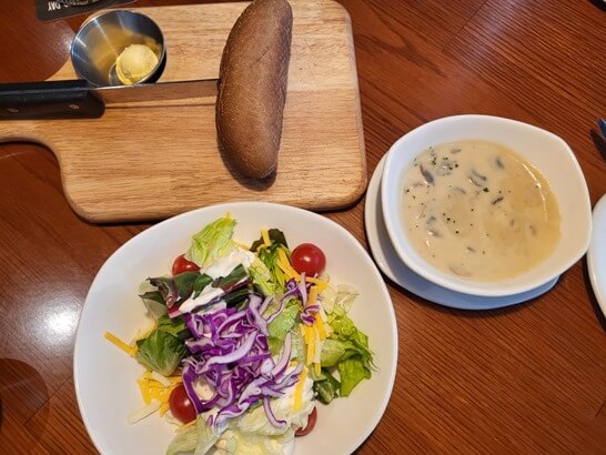 아웃백브레드-양송이수프-샐러드