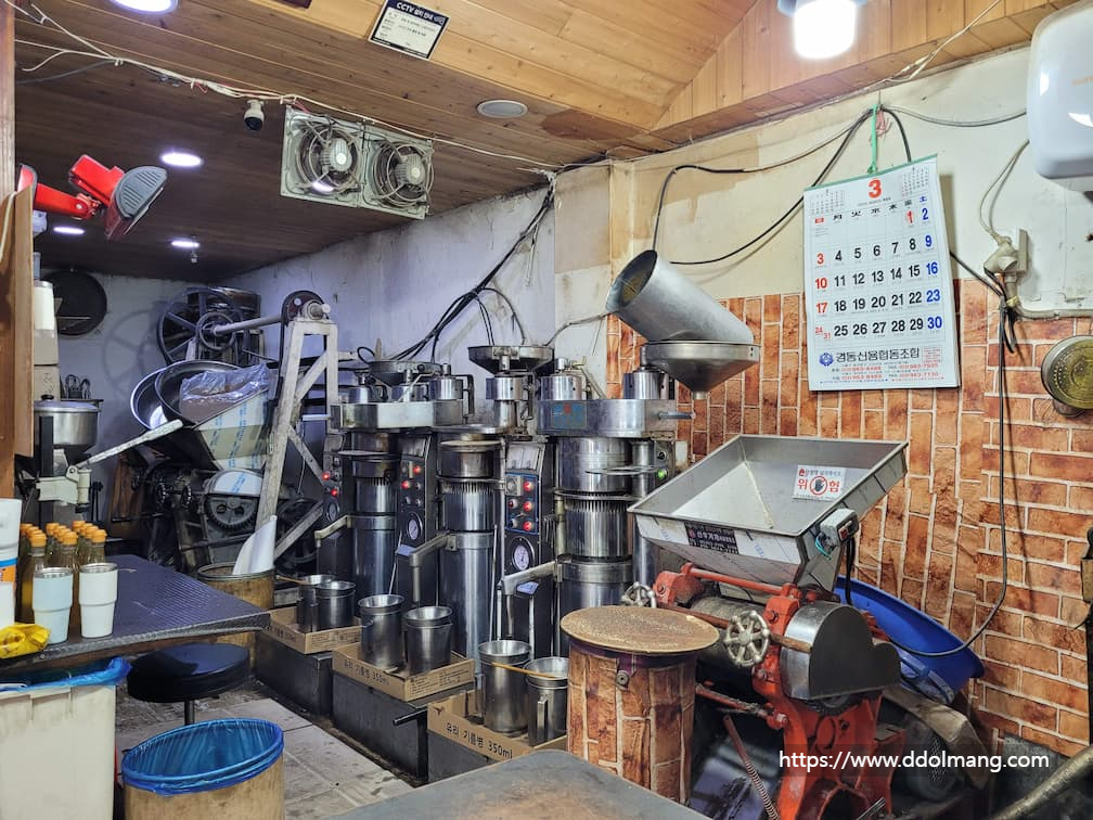 깔끔하게 관리된 착유 기계들