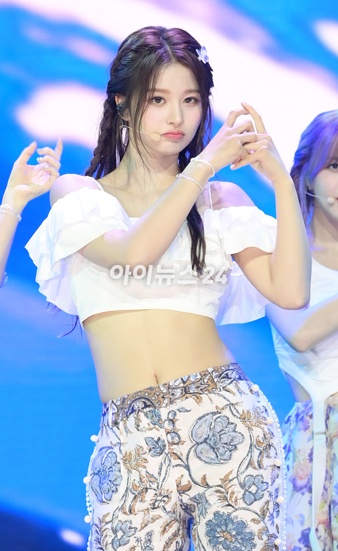 그룹 엔믹스 설윤이 11일 오후 서울 용산구 한남동 블루스퀘어에서 열린 엔믹스(NMIXX) 세 번째 싱글 앨범 &#39;어 미드서머 엔믹스 드림&#39;(A Midsummer NMIXX&#39;s Dream) 발매 기념 쇼케이스에서 타이틀곡 &#39;파티 어클락&#39; 무대를 선보이고 있다. [사진=정소희 기자]