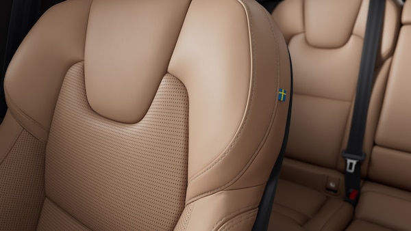 2025 볼보 XC60 하이브리드 연비와 성능의 완벽한 조화