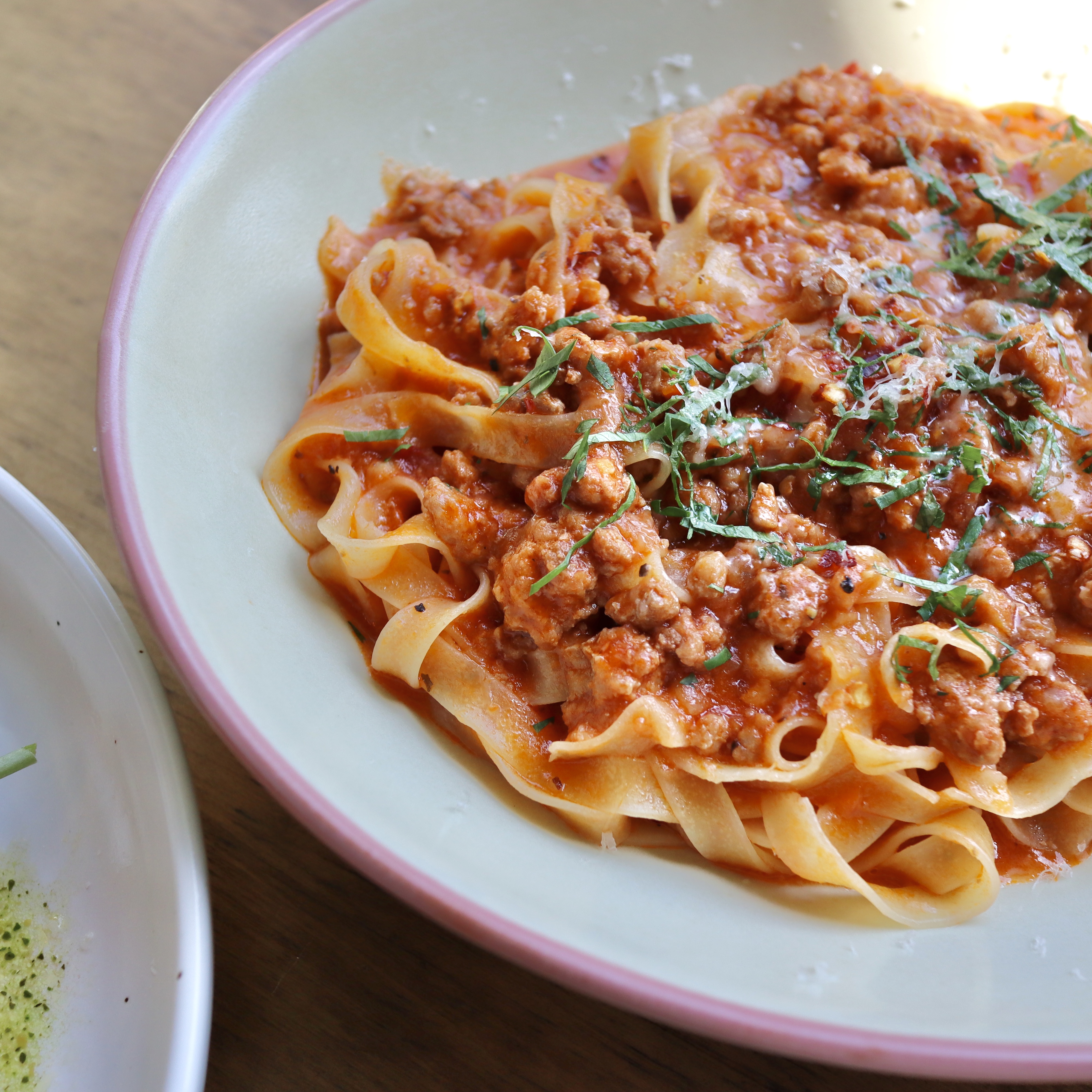 감태 페스토 파스타(왼쪽)와 흑돼지 라구 파스타(오른쪽)