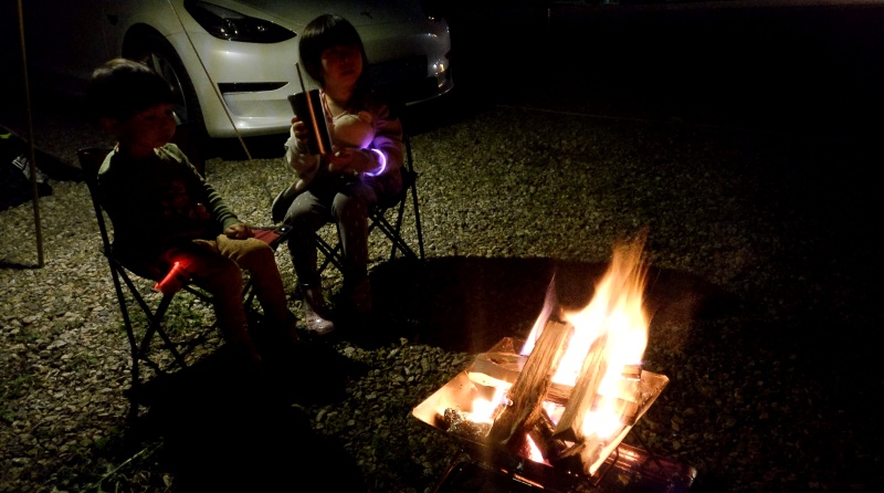 조명이없어서 깜깜한곳에서 놀았던 첫 캠핑