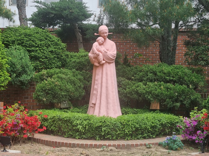 대전 송촌동성당 성모자상