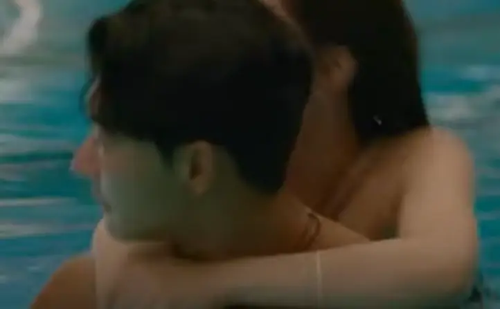 솔로지옥3-
파란 수영장 안에서 이진석 뒤에 엎혀있는 안민영