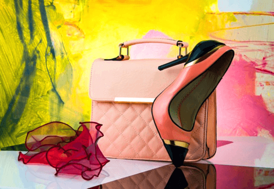 분홍색 여자 가방과 분홍색 하이힐, 자주색 머플러가 있다.