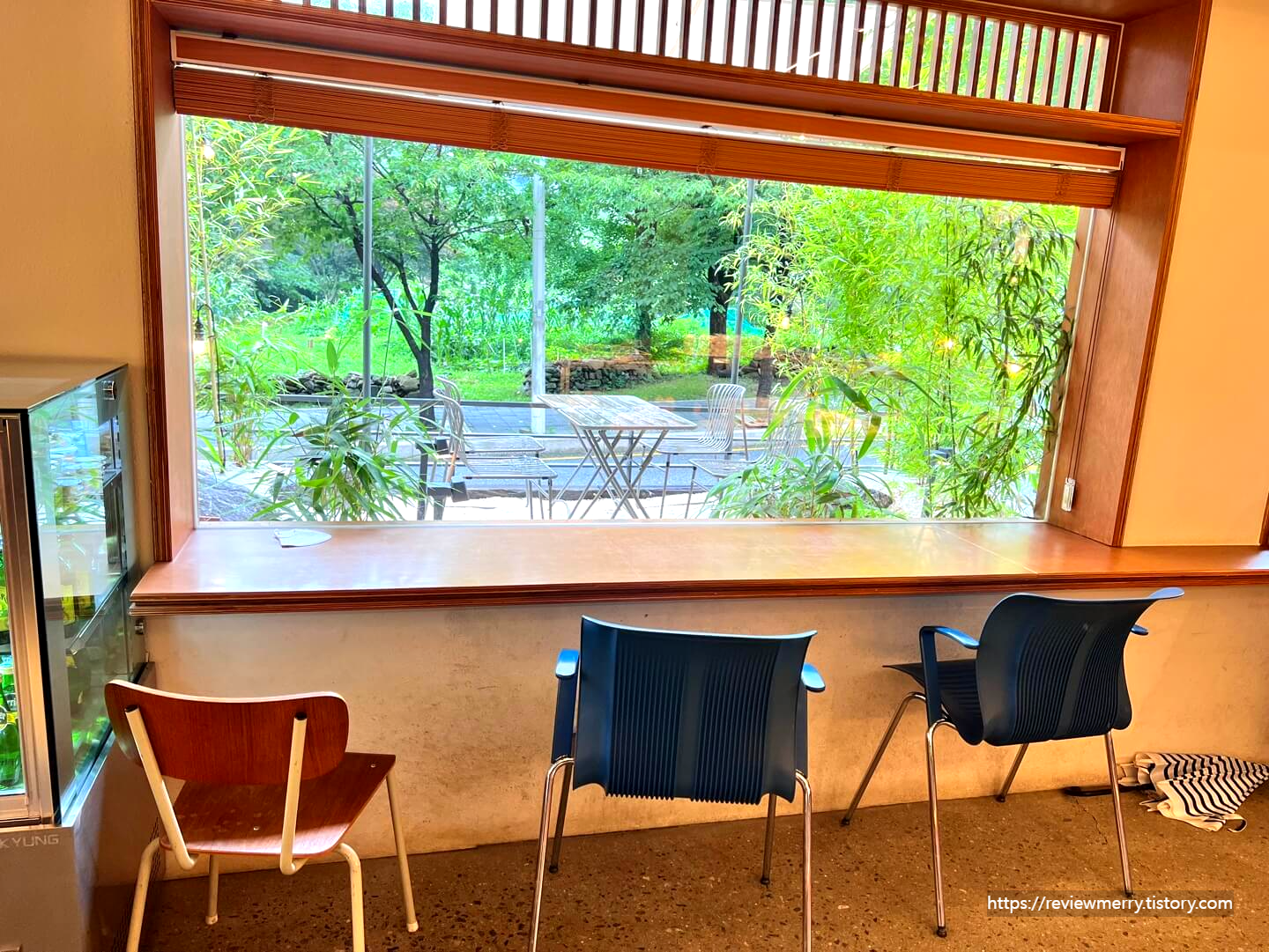 1층 테이블 사진