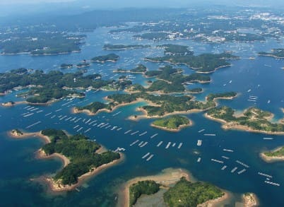 섬들과 바다가 보이는 사진