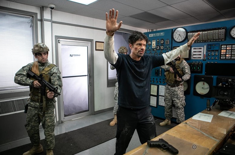 총을 든 군인과 손을 들고 있는 남자의 모습