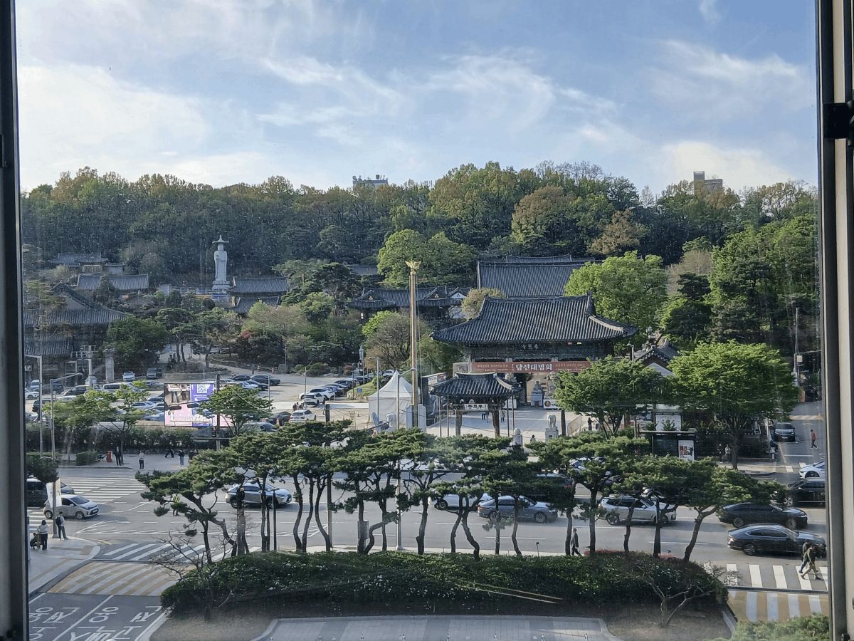 코엑스에서 바라본 봉은사 전경 신호등 하나 건너면 바로 위치 강남 봉은사 가는 길