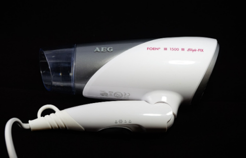 헤어드라이어로 열을 가해 구겨진 옷 피는 법