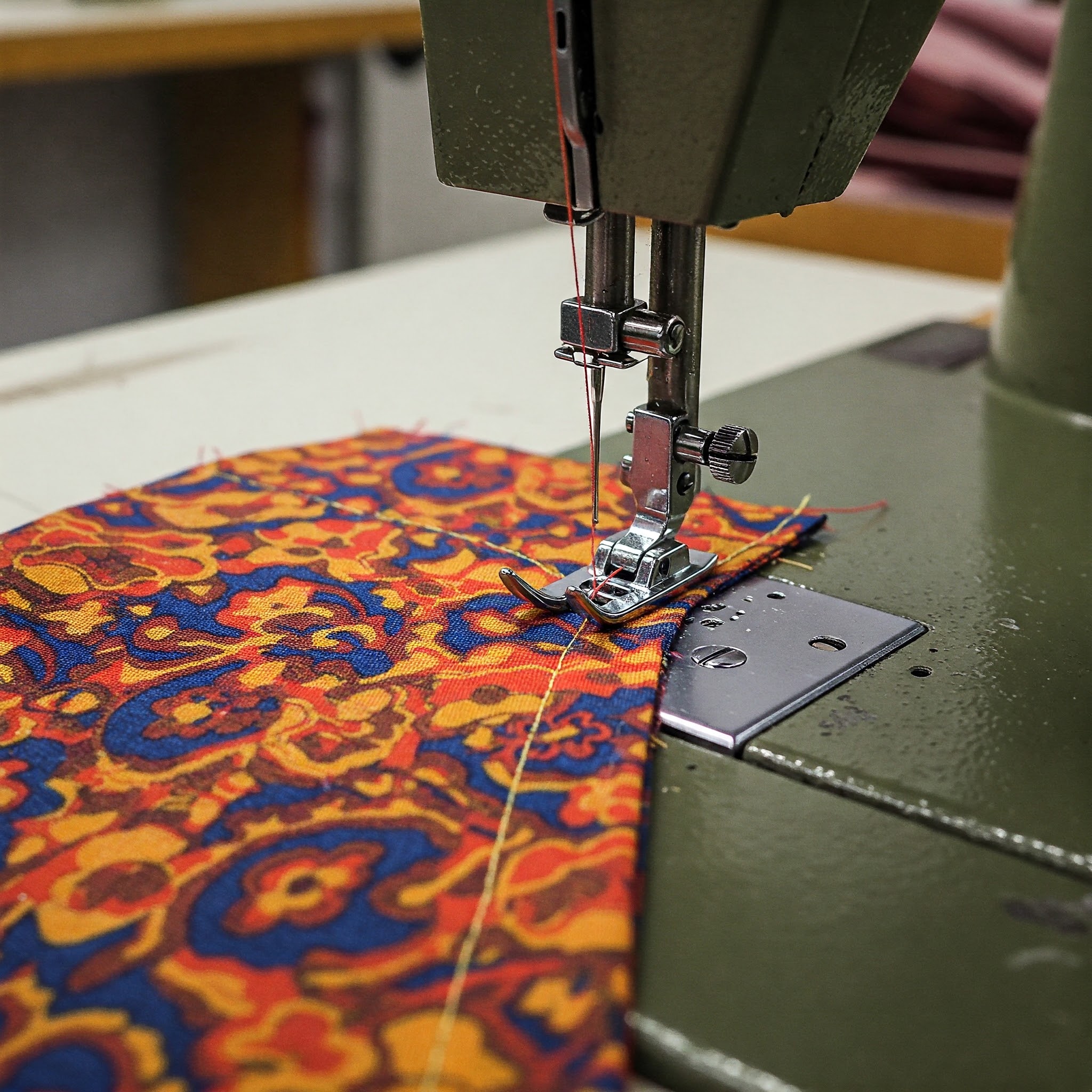 화려한 무늬 원단을 재봉틀로 박고 있다.