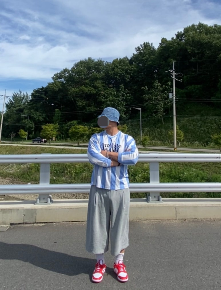 데일리룩('26. 7. 11.)루오에스펙 데님버킷햇 벙거지, 필루미네이트 아르헨티나 스트라이프티셔츠, 무신사스탠다드 버뮤다팬츠, 나이키 양말, 나이키 덩크로우 레트로 유니버시티레드