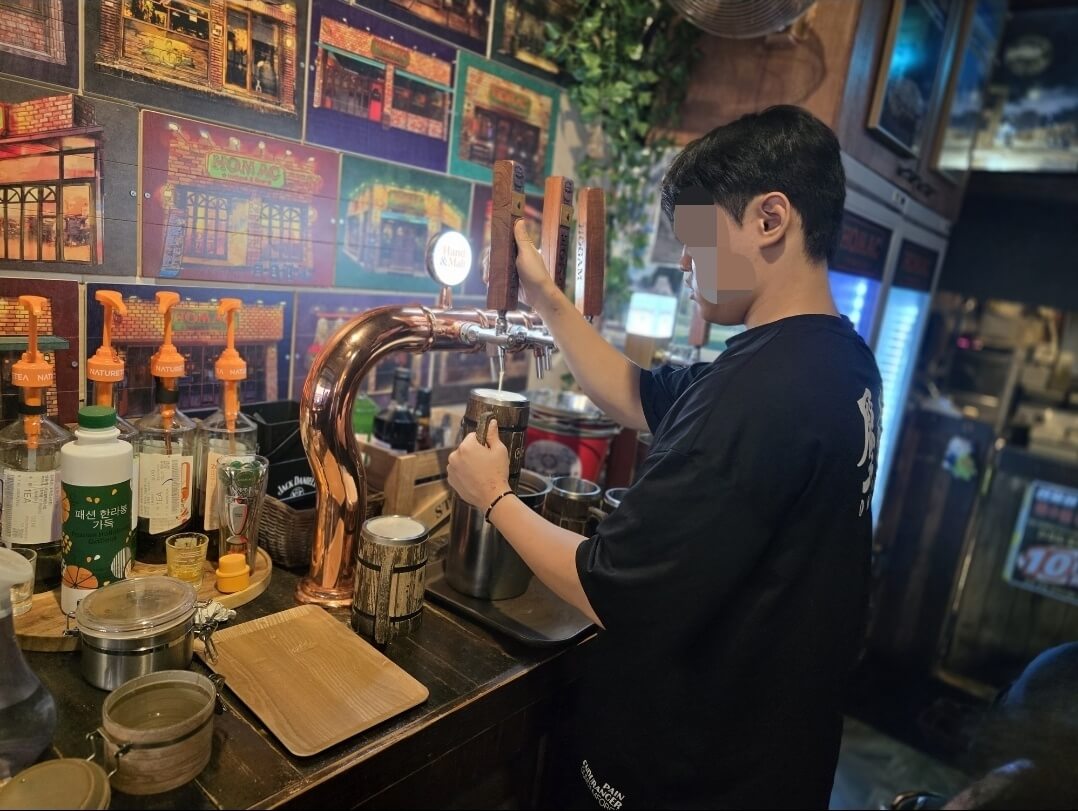 생맥주 따르는 모습
