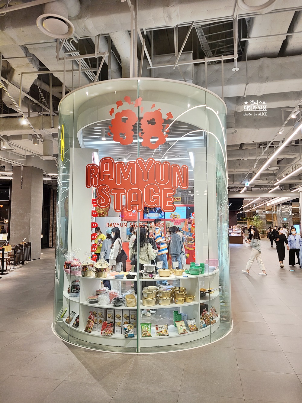 더현대서울 88라면스테이지, 라면종류는 물론 라면의 모든 것들을 구매할 수 있는 팝업스토어