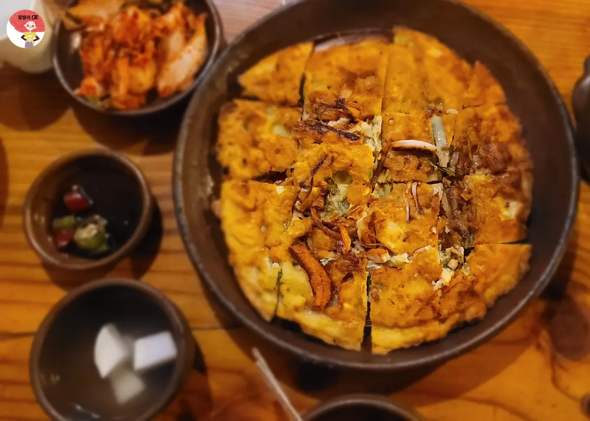 종로구-인사동-항아리수제비-해물파전과-양념장-김치가-있는-테이블