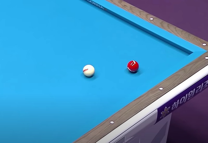 하이원리조트 LPBA 챔피언십 결승전 당구 경기 테이블에서 PBA 공인구&#44; 헬릭스 3쿠션 당구공이 구르는 모습