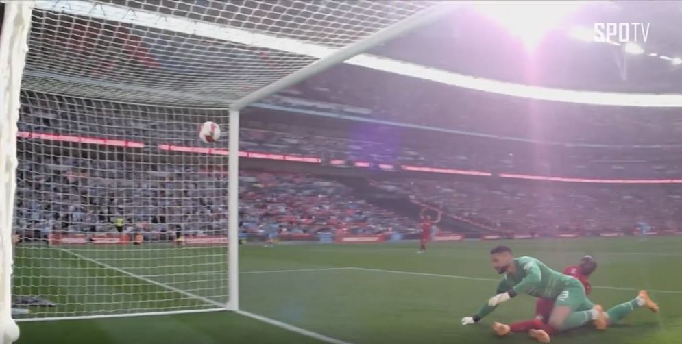 볼이 골대를 향해 들어가는 모습