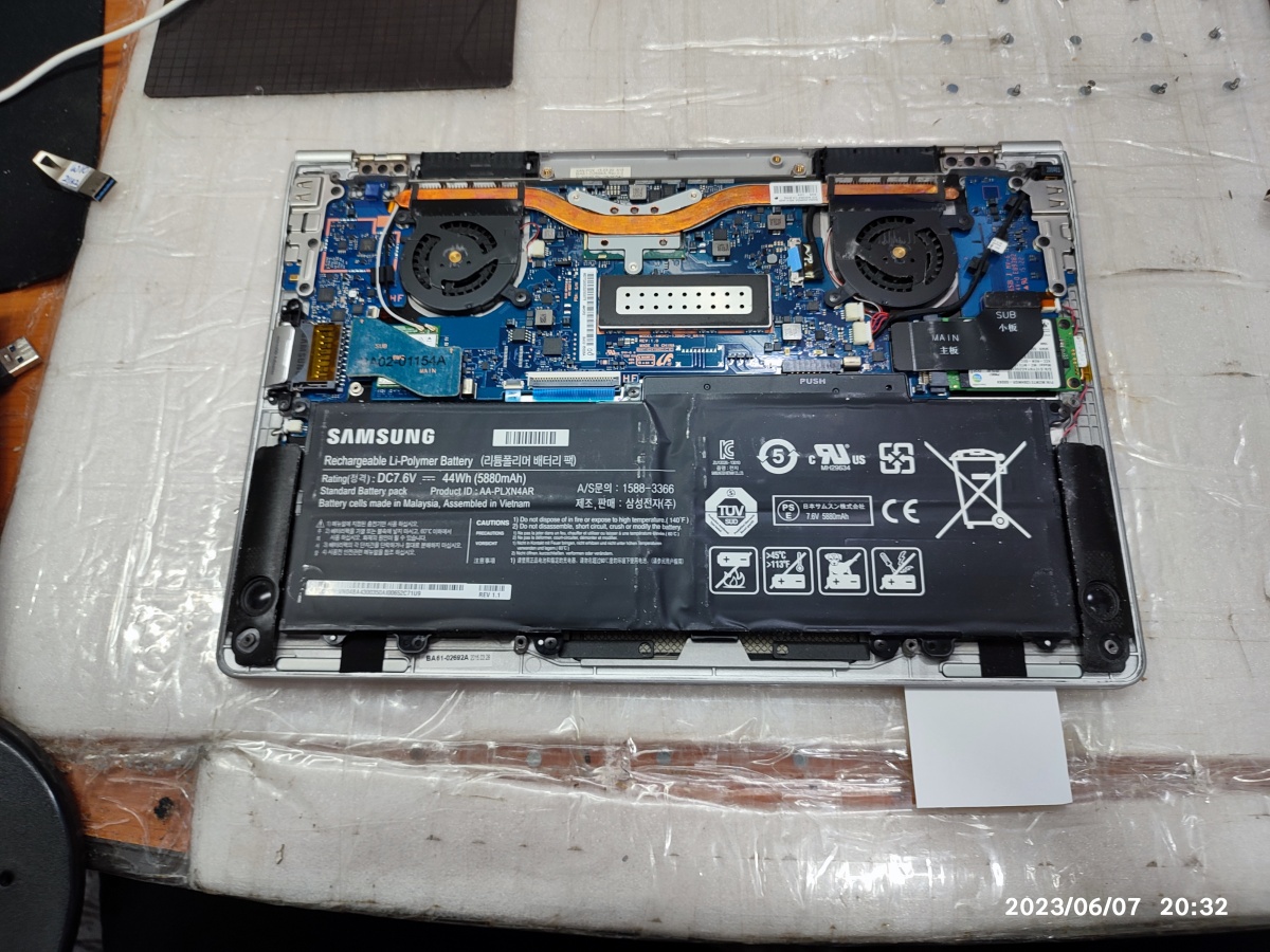 NT900X3K-K58L 분해된 모습