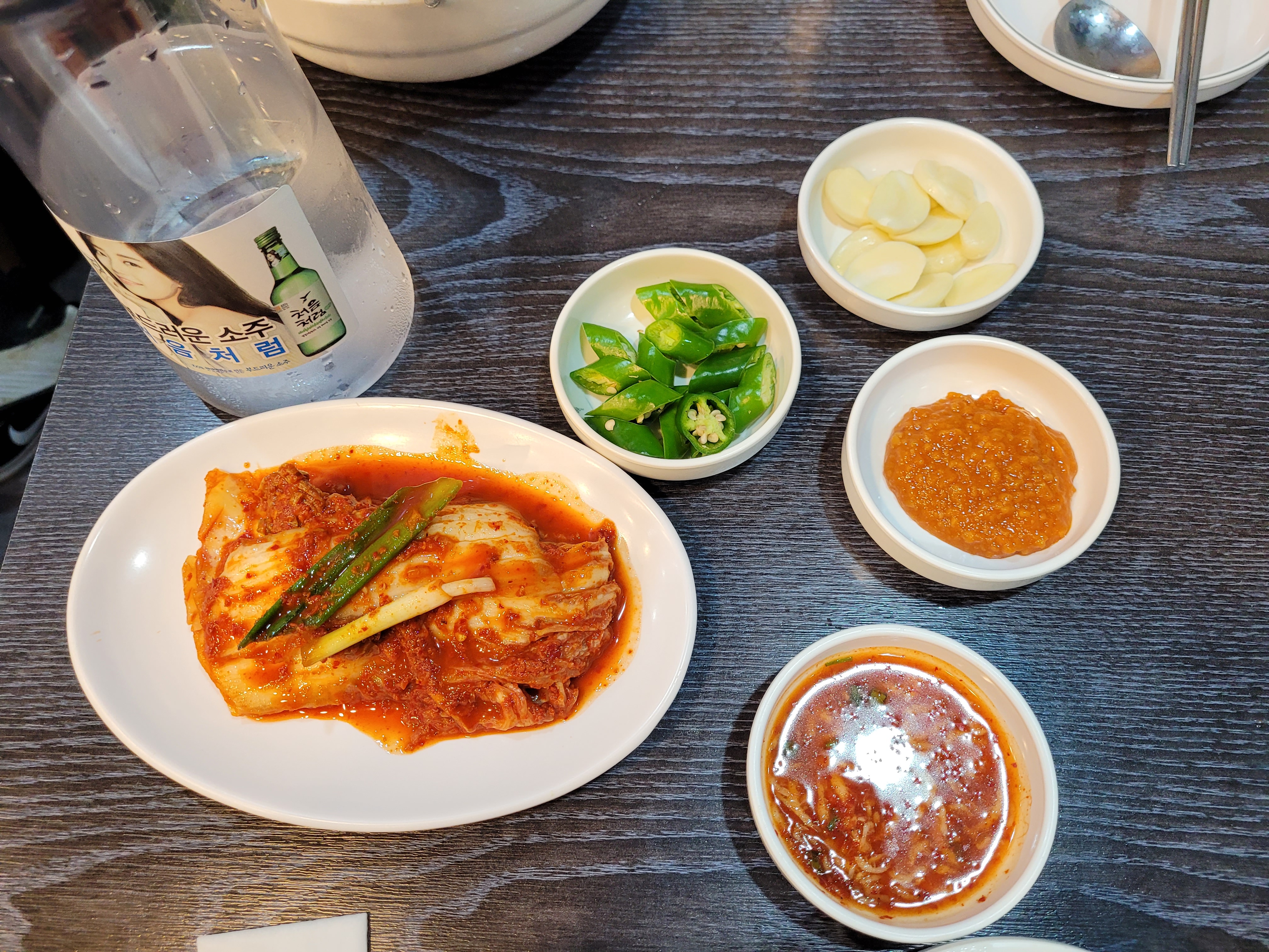 단촐한 김치와 기본 반찬(마늘,쌈장,고추)